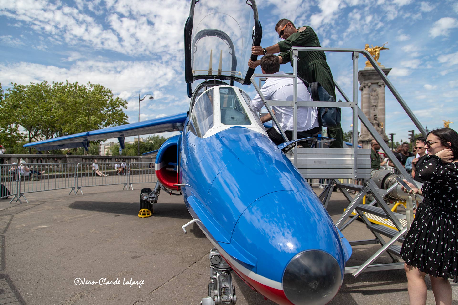 L'Alpha Jet de la Patrouille France est réalisé par le constructeur Dassault. Cet exemplaire en exposition sur l'Esplanade des Invalides le 14 juillet fait le bonheur des enfants et des adultes.